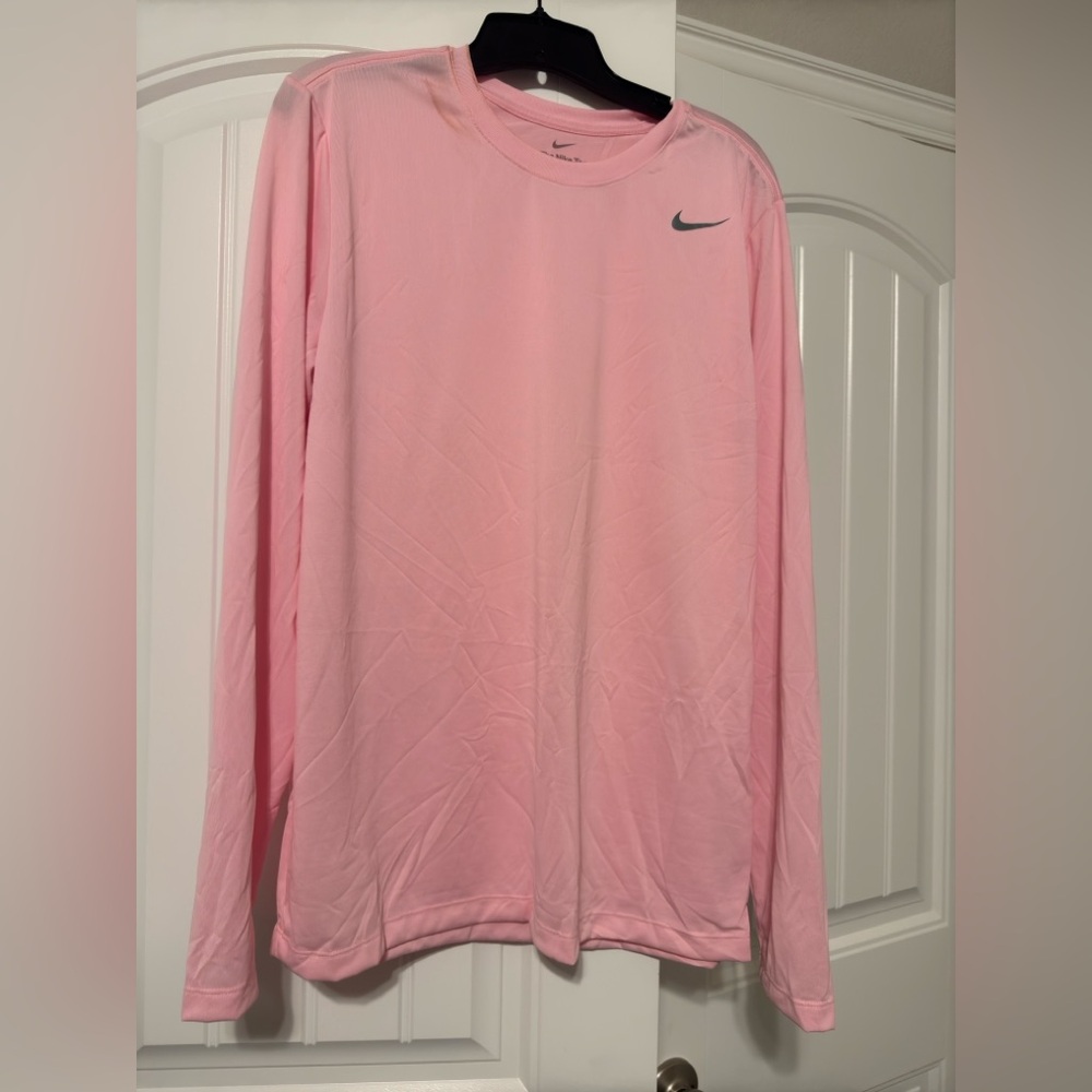 Brand New Nike Tee - Dry Fit long sleeve
Sz LARGE UNISEX